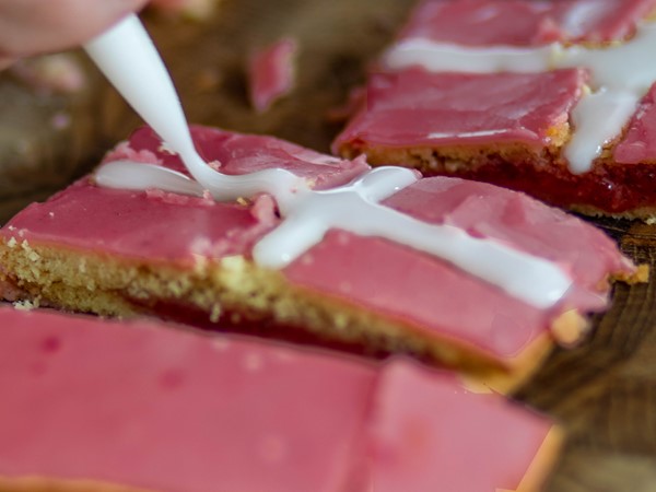 Dänische Erdbeerschnitten (Himbeerschnitten) mit Dannebrog